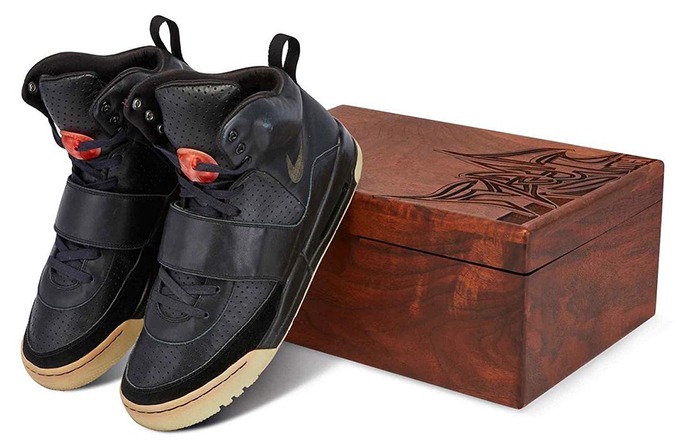 Đôi giày được làm từ da mềm màu đen với các chi tiết đục lỗ và logo Swoosh đặc trưng của Nike.