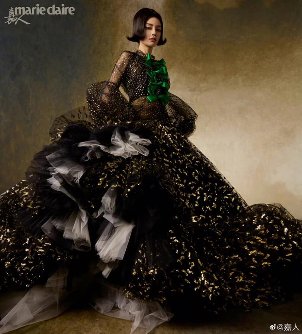 Bà xã Huỳnh Hiểu Minh diện váy Giambattista Valli. Thiết kế cầu kỳ như bước ra từ câu chuyện cổ tích. Nàng thơ một thời của Dior quyền lực như bà hoàng.