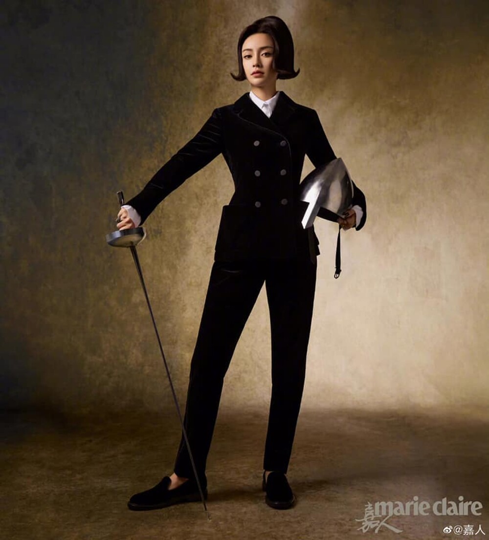 Bà xã Huỳnh Hiểu Minh đẹp như Bá tước trong trang phục suit nằm trong BST Haute Couture Xuân - Hè 2021 của Dior.