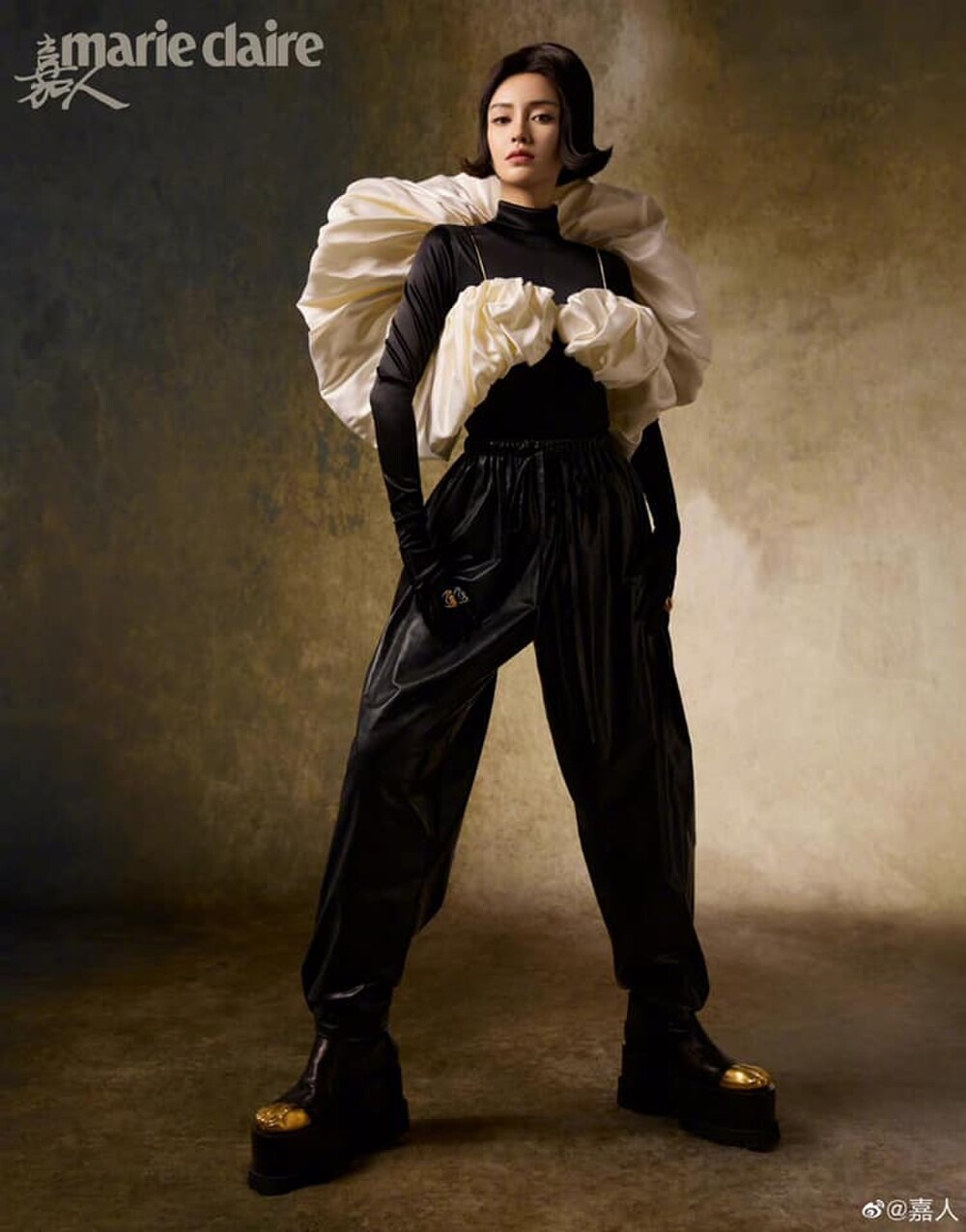 Thiết kế đến từ hãng Schiaparelli nằm trong BST Haute Couture Xuân/Hè 2021 của hãng. Phần tay áo bồng bềnh tưởng nuốt dáng nhưng cũng không thể làm khó nữ diễn viên Angelababy.