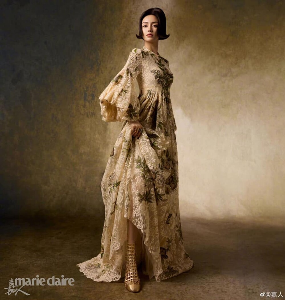 Angelababy là gương mặt thứ 2 xuất hiện trên bìa tạp chí Marie Claire Trung Quốc sau nam diễn viên Trần Khôn. Không cầu kỳ, gắng gượng, chỉ với một phông nền đơn giản nhưng bà xã Huỳnh Hiểu Minh vẫn cuốn hút bạn đọc.