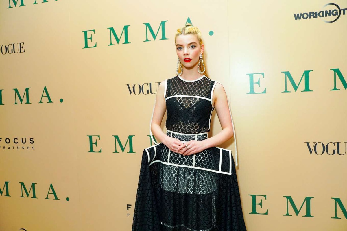 Tại buổi chiếu phim Emma hồi tháng 2, cô chọn một chiếc váy xuyên thấu của Loewe