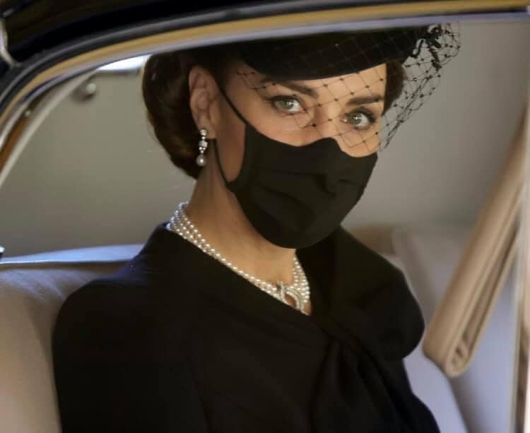 Công nương Kate Middleton xuất hiện với một bộ váy đen tuyền kèm mũ và mạng che mặt