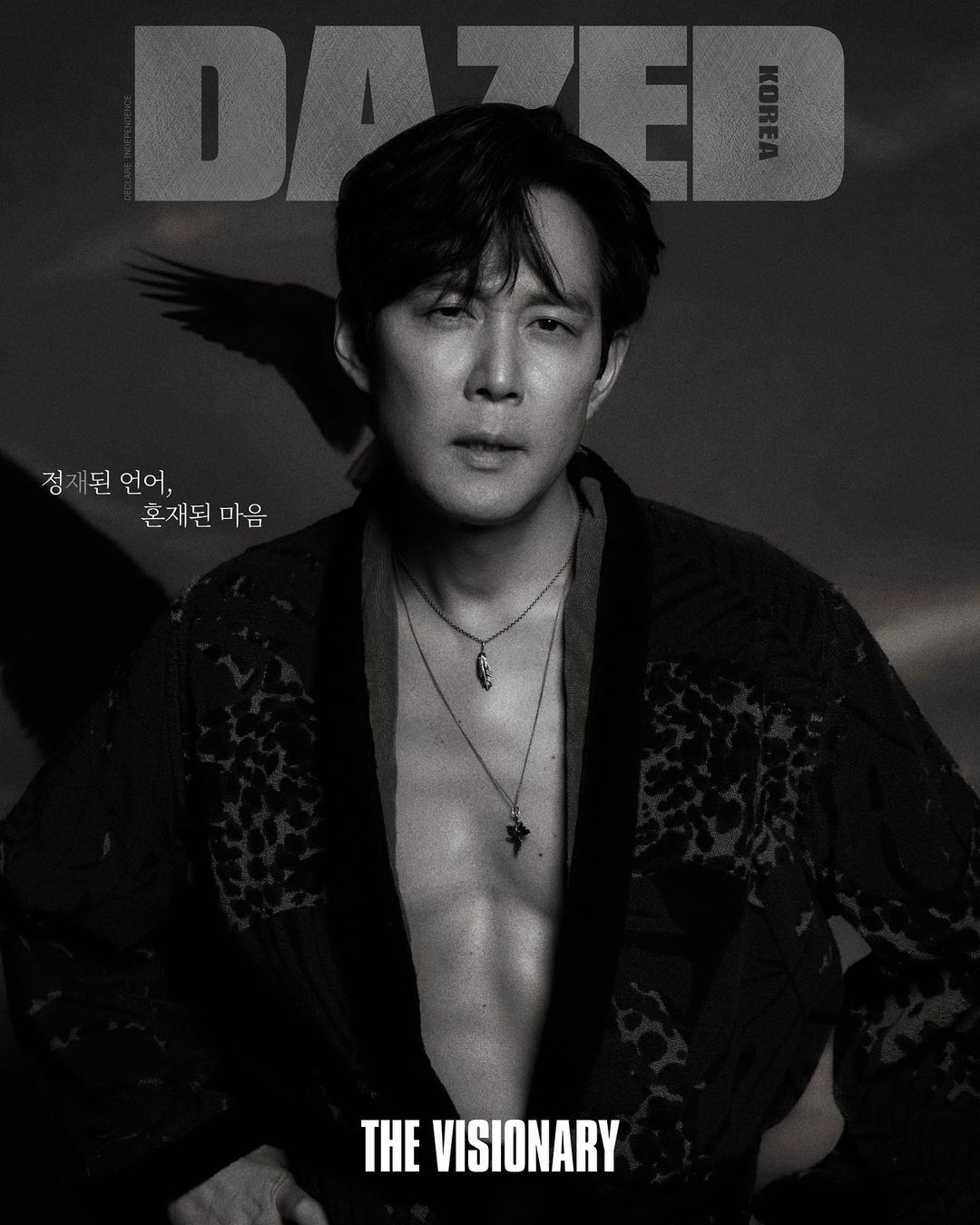 Tạp chí Dazed Hàn quốc chọn Lee Jung Jae là gương mặt trang bìa số tháng 5. Dù đã ở U50 nhưng thân hình của 'ông chú' vẫn cực kỳ lực lưỡng và hấp dẫn.