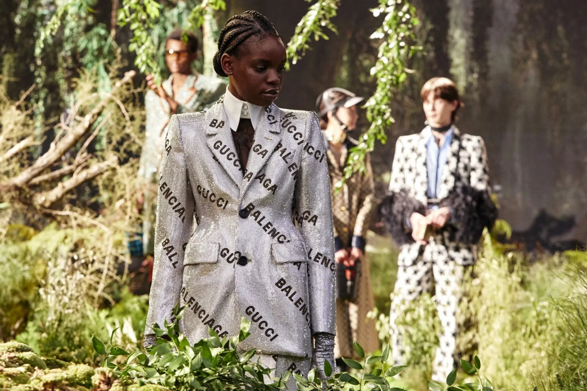Balenciaga Pre-Fall 2021: Chuyến du hành vòng qua thế giới - Ảnh 12