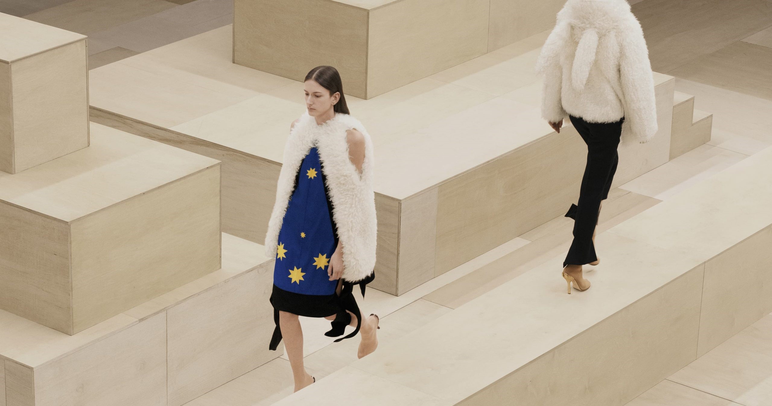 Burberry Thu-Đông 2021: Bức thư tình tôn vinh sức mạnh phái nữ