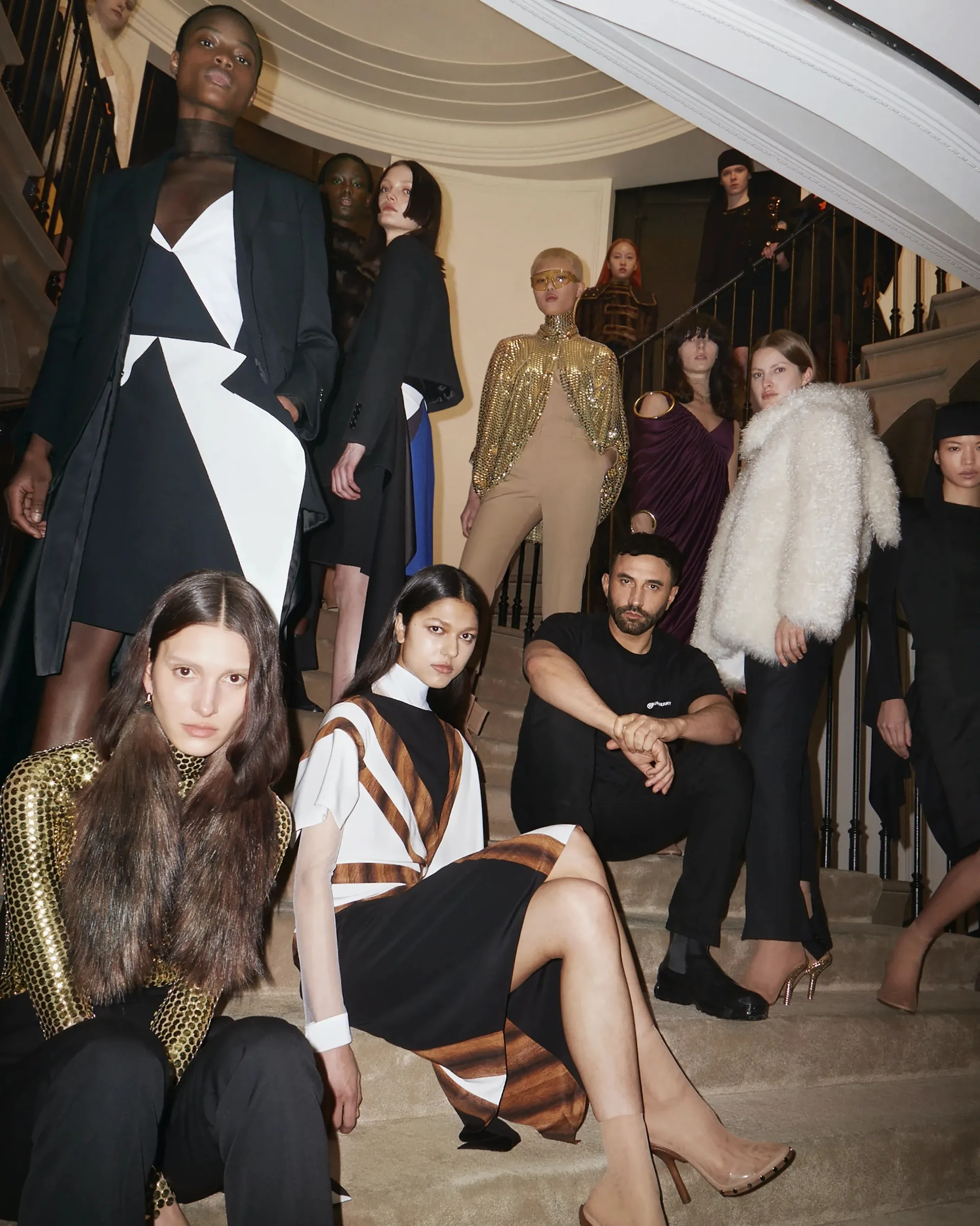 Burberry Thu-Đông 2021: Bức thư tình tôn vinh sức mạnh phái nữ - Ảnh 1
