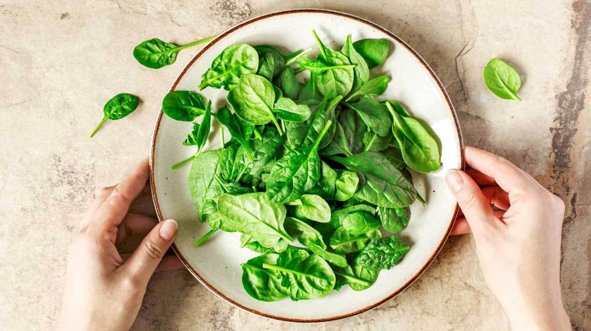 Một bát salad rau chân vịt hoặc sinh tố chân vịt sẽ giúp bạn sở hữu một đôi mắt sáng và đẹp