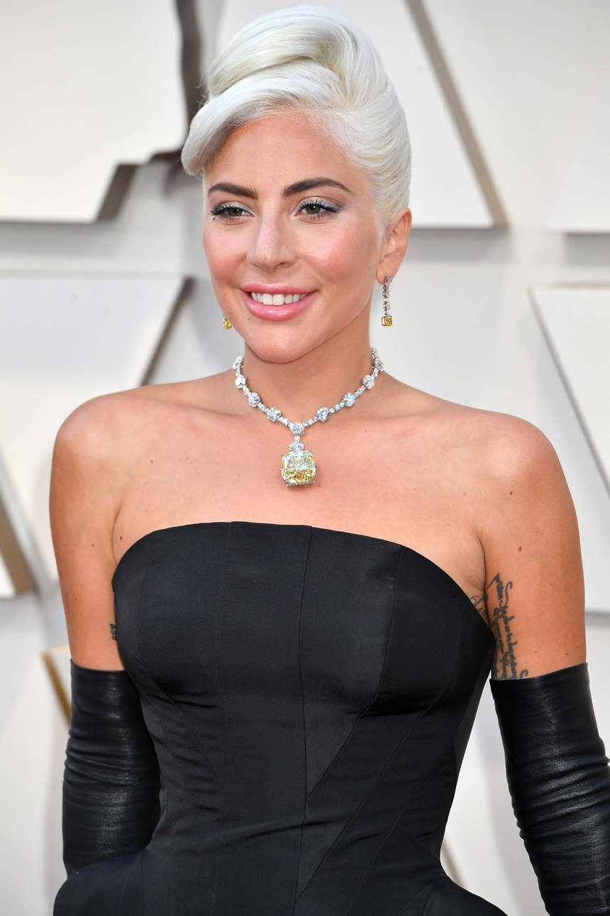 Tiffany & Co có vẻ là thương hiệu yêu thích của nhiều ngôi sao. Tại Oscar 2019, Lady Gaga chọn cho mình một chiếc vòng cổ trị giá 30 triệu USD. Chiếc vòng này nặng 128 carat. Gaga chia sẻ rằng hãng trang sức đã gửi tới rất nhiều nhân viên an ninh để bảo vệ món trang sức.