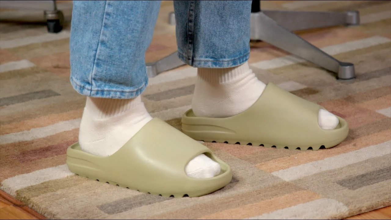Đôi dép bánh mì của Kanye West cháy hàng ngày trong ngày đầu mở bán