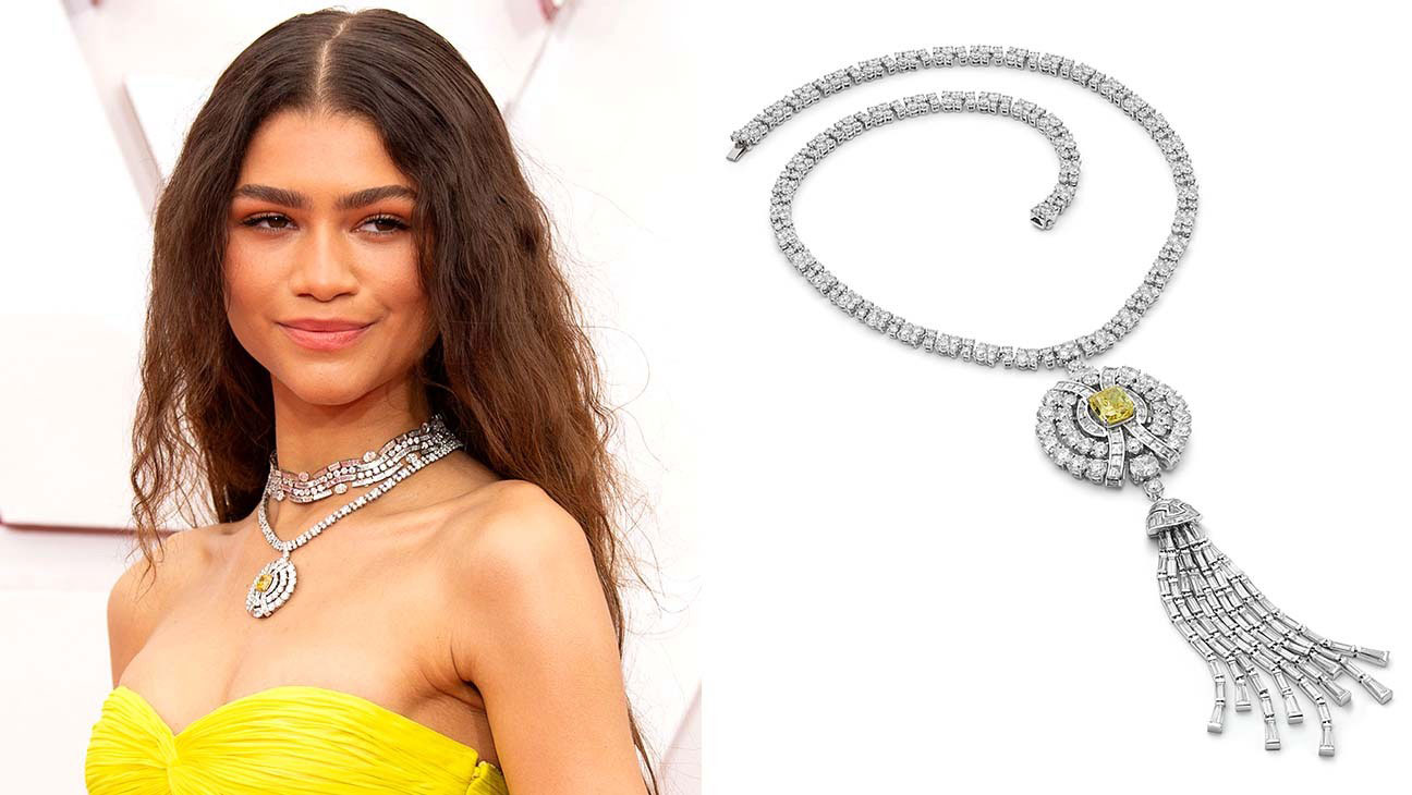 Chiếc vòng cổ mà nữ diễn viên đeo được gắn một viên kim cương vàng nặng 6 carat.
