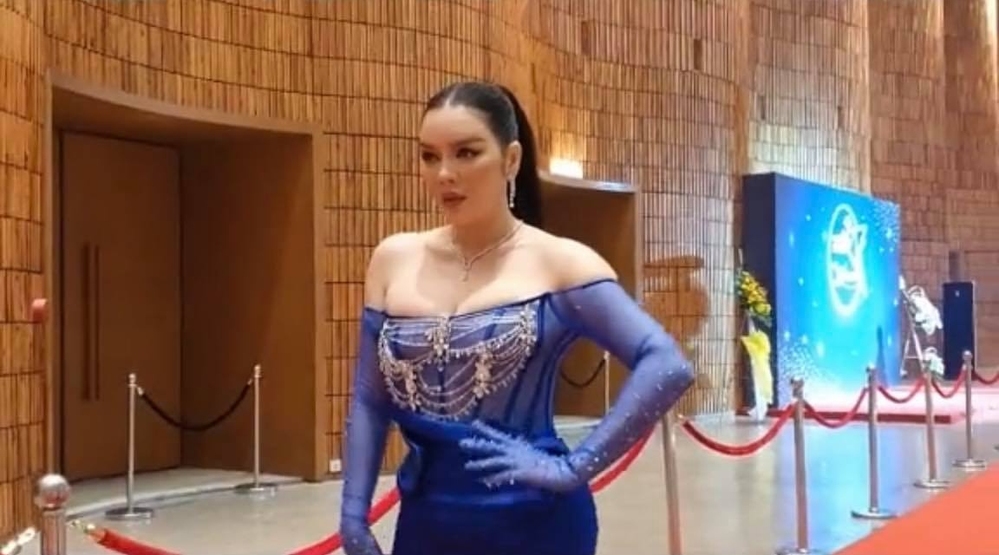 Hãy cân nhắc kỹ trước khi mặc đồ bó sát đến nỗi hằn cả lưng như Lý Nhã Kỳ!