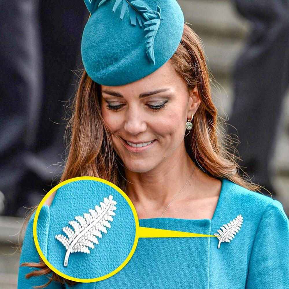 Kate thường đeo chiếc huy hiệu dương xỉ bạc này khi tham gia những sự kiện ngoại giao với New Zealand
