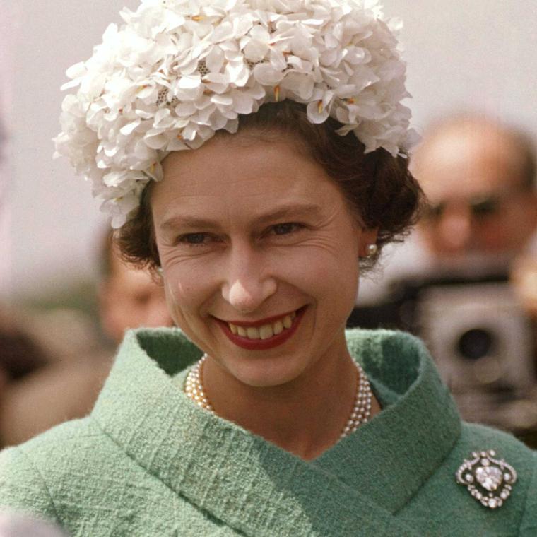 Chiếc huy hiệu cài áo bằng kim cương của nữ hoàng Anh