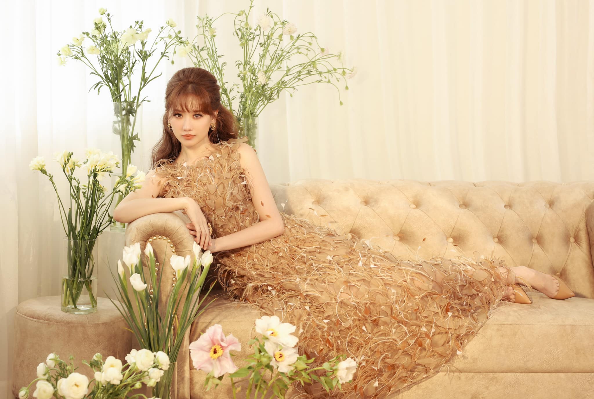 Hari Won "đơ bền vững" khi chụp ảnh tạp chí thời trang 