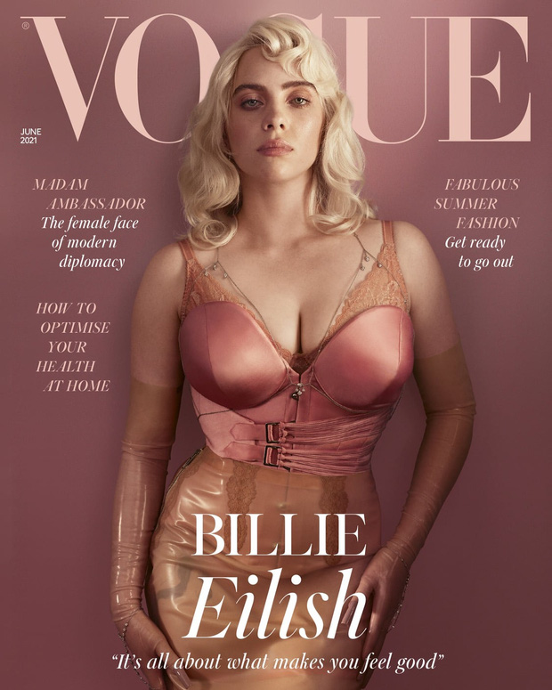 Billie Eilish khiến công chúng bất ngờ khi xuất hiện trên bìa tờ Vogue Anh. Cô nàng chọn chiếc corset phối cùng với váy latex của Gucci