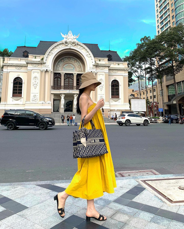 Hoa hậu Trái đất Phương Khánh chọn một chiếc váy vàng nghệ để dạo phố ở Sài Gòn. Cô nàng không quên xách thêm một chiếc Dior tote bag để thêm phần sang chảnh.