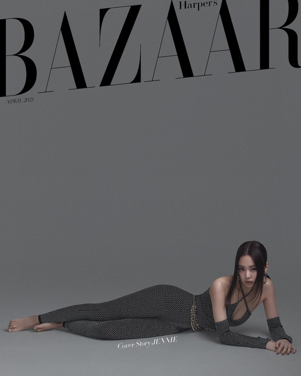 Jennie BLACKPINK xuất hiện đầy ngọt ngào trên bìa tạp chí Harper's Bazaar số tháng 4. Cô nàng chọn diện một bộ bodysuit lấp lánh của nhà mốt Chanel. Thiết kế bó sát khoe khéo 3 vòng hoàn hảo của rapper BLACKPINK.