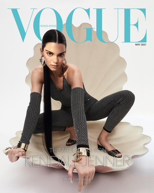 Tháng 5, công chúng lại bắt gặp bộ bodysuit này trên bìa tạp chí Vogue Hong Kong. It girl Kendall Jenner được tạo hình sắc sảo hơn với gương mặt trang điểm ấn tượng, mái tóc dài buộc sát.