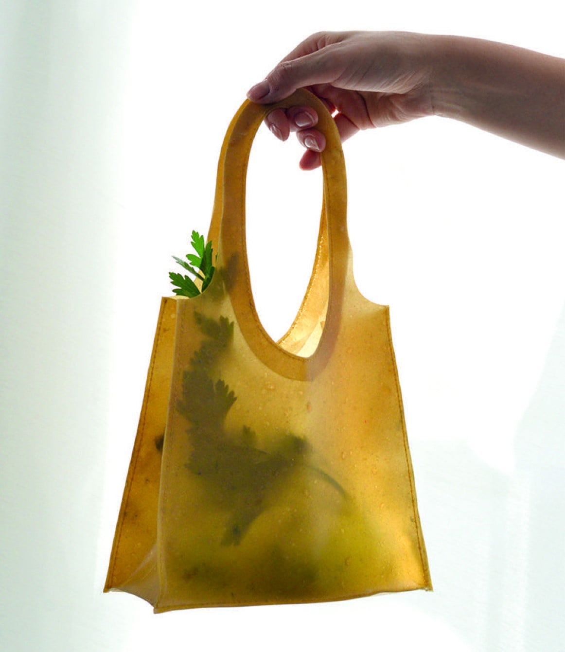 Bởi chất liệu từ vỏ trái cây không cho phép chiếc túi này đựng được quá nhiều đồ.