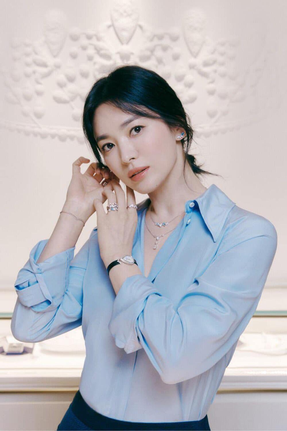 Sự lấp lánh của những món đồ trang sức Chaumet bổ sung hoàn hảo cho Song Hye Kyo.