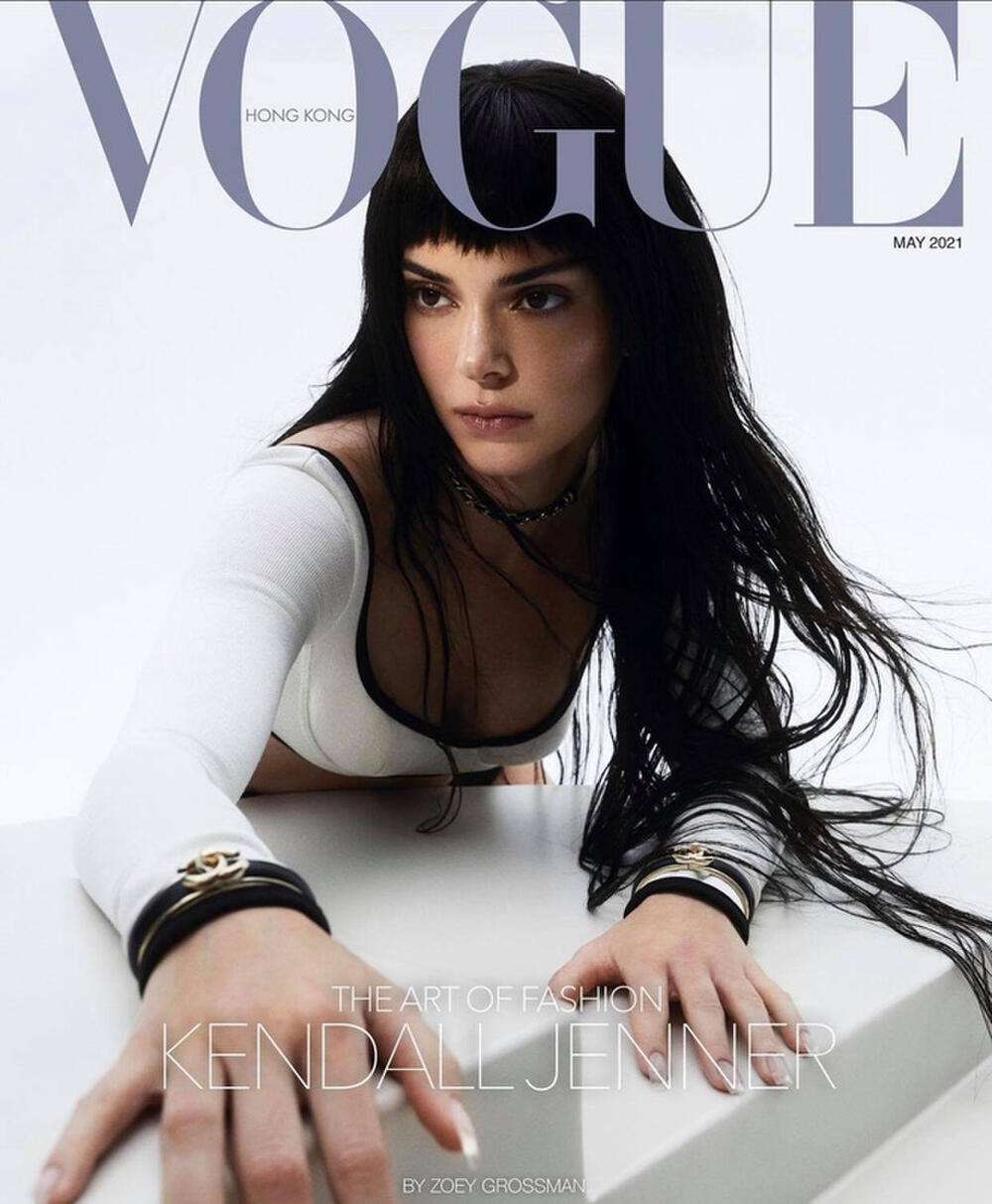 Xuyên suốt bộ ảnh, Kendall Jenner chỉ giữ nguyên một nét mặt, một biểu cảm 'tâm bất biến giữa dòng đời vạn biến'.