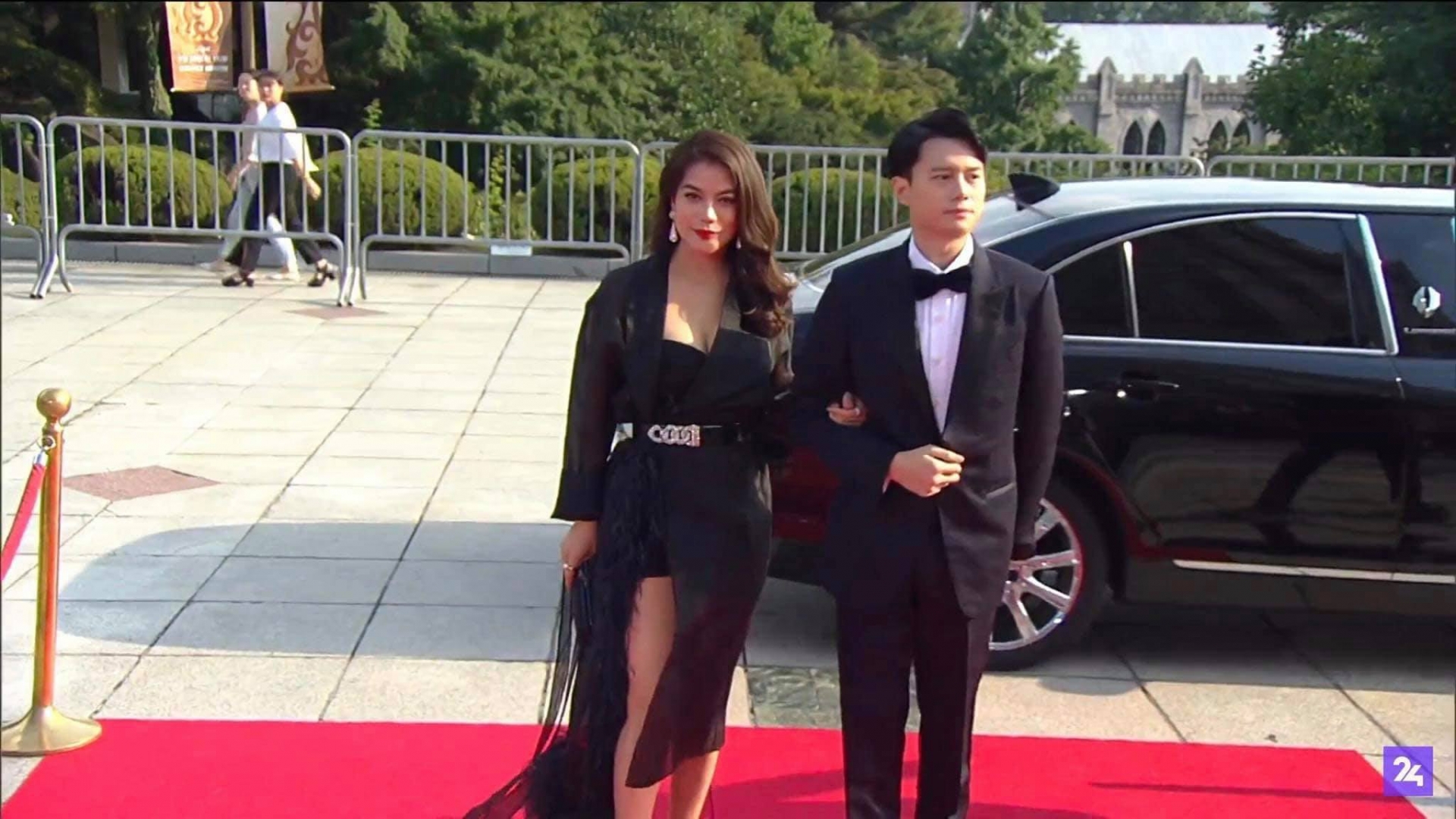 Trương Ngọc Ánh và Anh Dũng tay trong tay tại một sự kiện phim ảnh tại Hàn Quốc vào năm 2019.