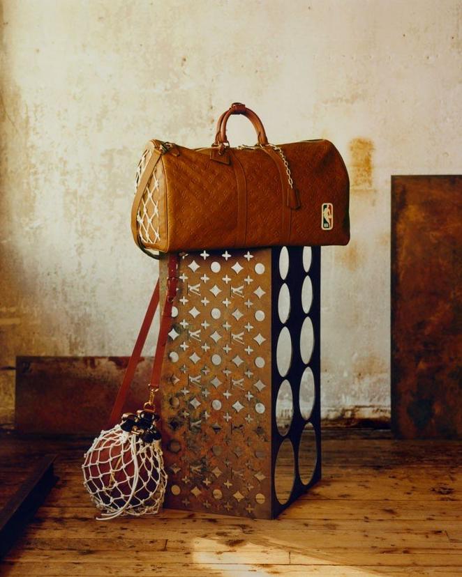 Trong BST mới này, Louis Vuitton còn cho ra mắt mẫu túi lưới để đựng bóng rổ