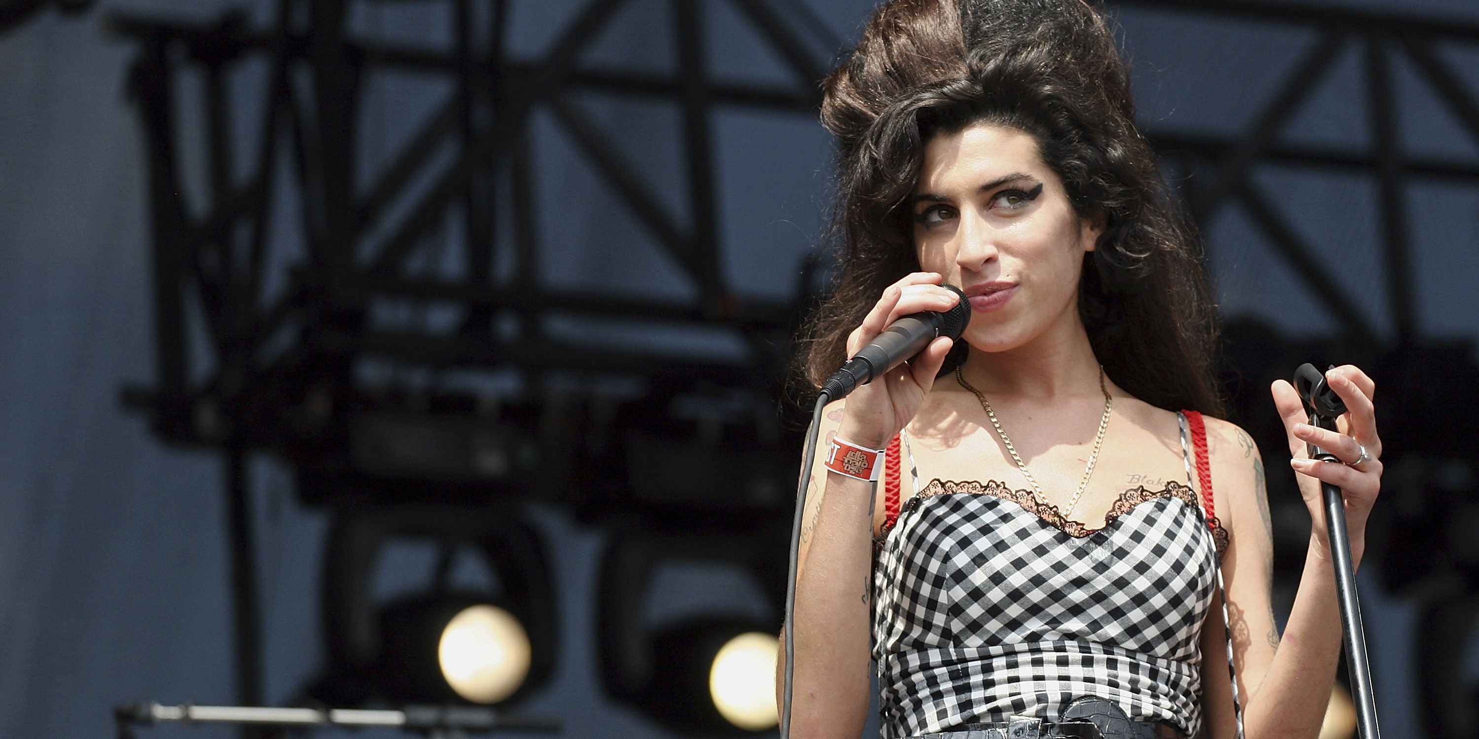 Gia đình Amy Winehouse bán đấu giá trang phục của cô