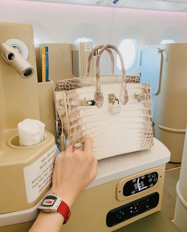 'Người giàu' check in sang chảnh trên khoang thương gia máy bay cũng khác. Chỉ cần chụp 'sương sương' chiếc túi Hermès bạch tạng cùng chiếc đồng hồ Richard Milles RM-07, Lệ Quyên đã đủ chứng minh về sự giàu có của mình.