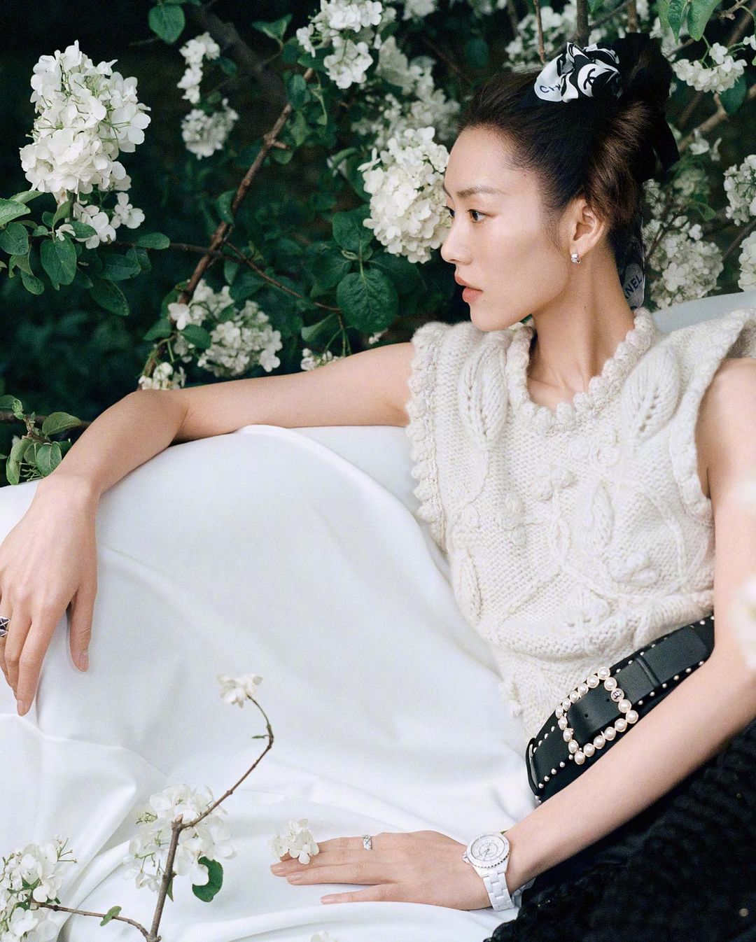 Nàng mẫu sinh năm 1988 diện toàn bộ đồ của Chanel khi xuất hiện trên trang bìa của một trong ngũ đại tạp chí xứ Trung