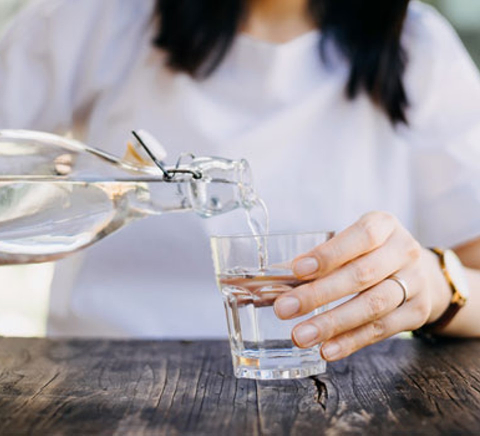 Uống đủ nước sẽ ngăn cơ thể phát ra tín hiệu đói giả