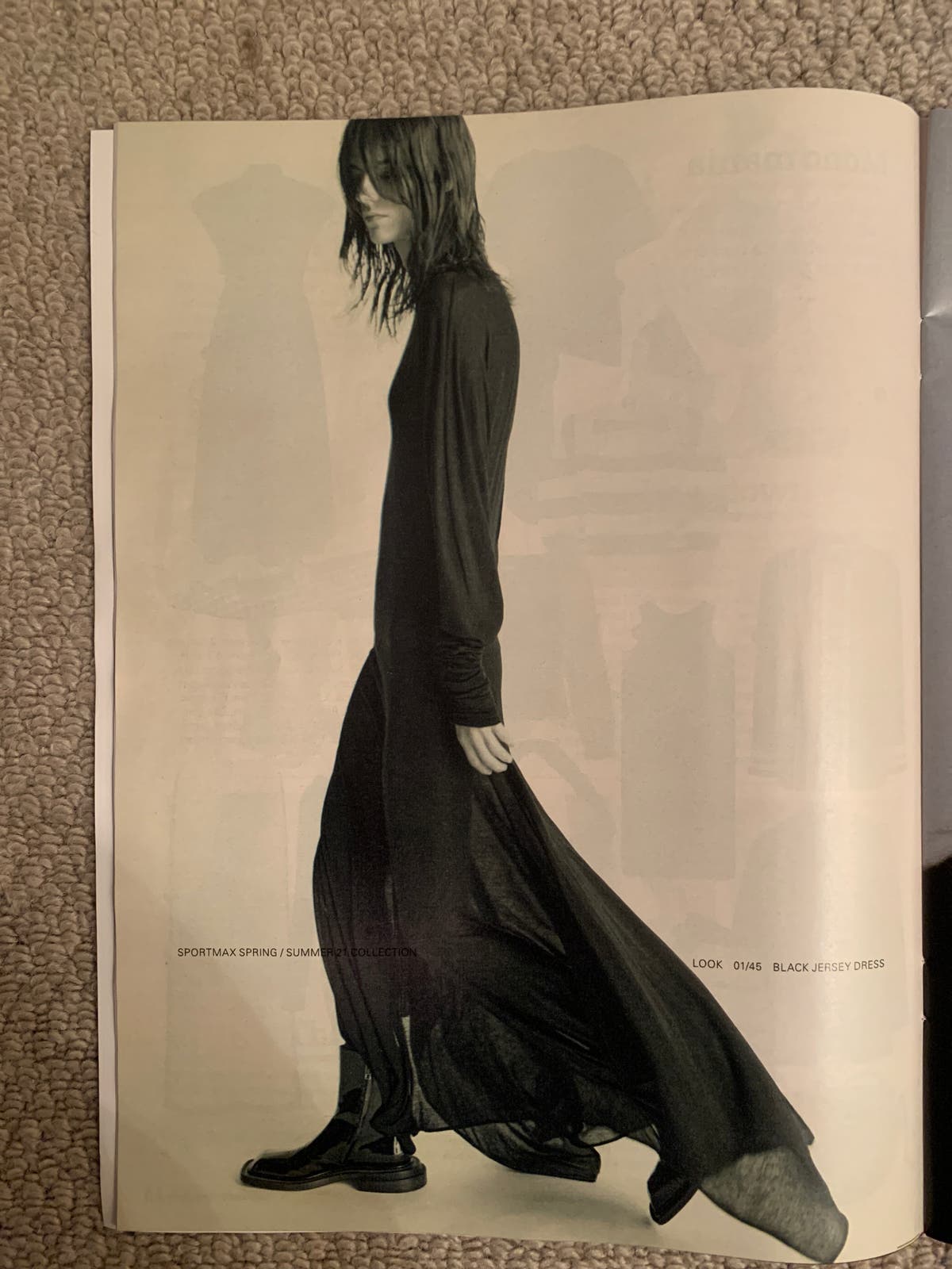 Max Mara sử dụng hình ảnh người mẫu siêu gầy trên tạp chí thời trang. Ngay lập tức, hãng đã nhận lệnh cấm từ cơ quan quảng lý quảng cáo