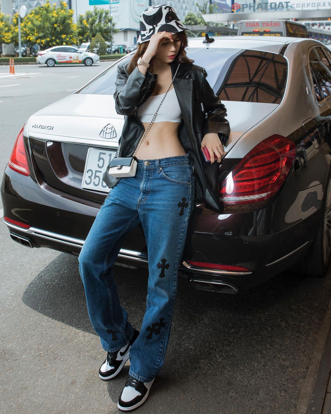 Trước đó, Ngọc Trinh từng khiến dân tình 'u mê' khi vòng eo 56 trong thiết kế hợp tác giữa thương hiệu Chrome Heart và Levi's. Những chân dài đính đám khác như Bella Hadid, Kylie Jenner cũng sở hữu chiếc quần jeans đắt giá này.