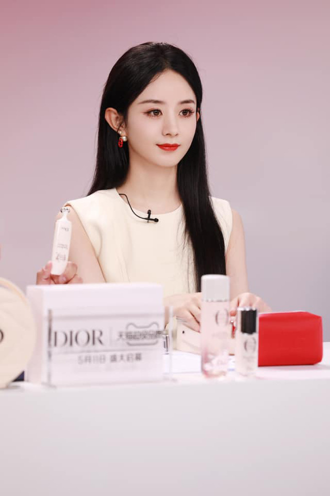Triệu Lệ Dĩnh khởi động vai trò đại sứ của mỹ phẩm Dior tại thị trường Trung Quốc với một buổi livestream.
