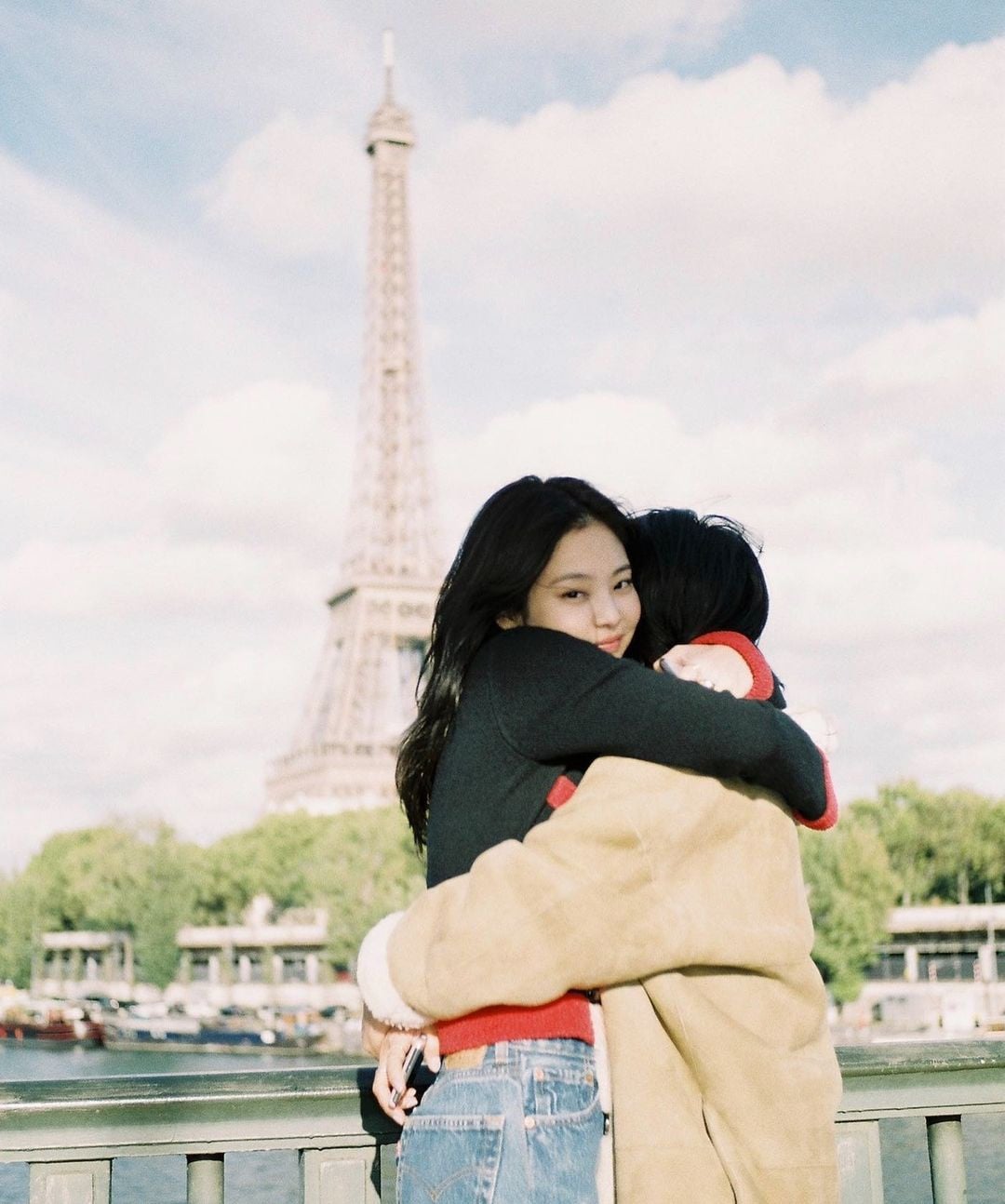 Nhân ngày của mẹ, Jennie BLACKPINK đã chia sẻ những hình ảnh cô chụp cùng mẹ tại Paris lên trang Instagram cá nhân của mình.