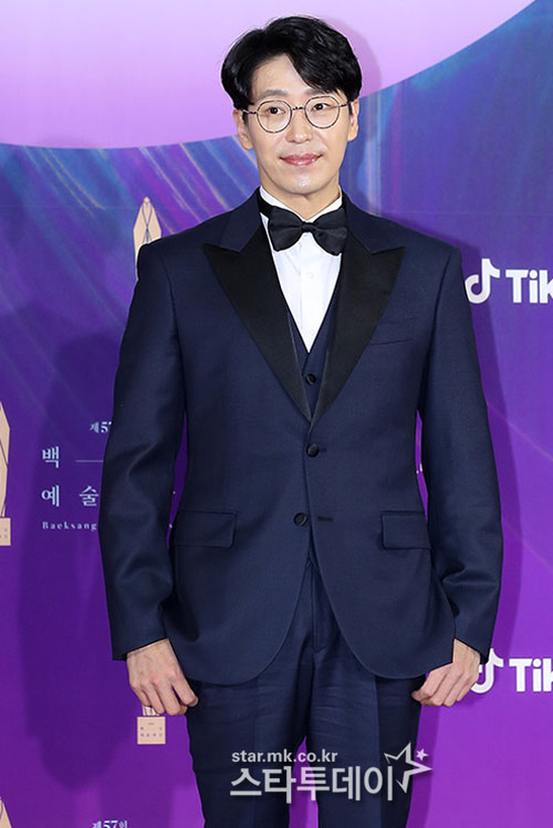 'Xả vai' Joo Dan Tae độc ác, nam diễn viên Uhm Ki Joon nở nụ cười hiền lành trên thảm đỏ Baeksang. Trông anh như một chú rể chuẩn bị chờ đón cô dâu vậy.