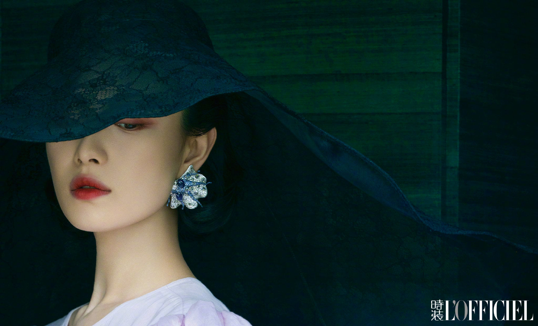 Nghê Ni đẹp xuất thần trên bìa tạp chí L'OFFICIEL Trung Quốc số tháng 6