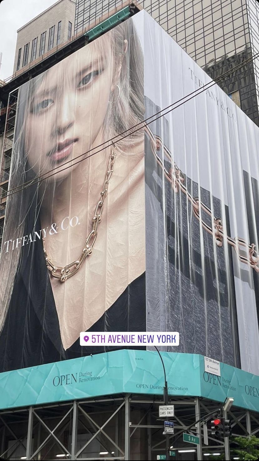 Rosé BLACKPINK xuất hiện tấm billboard bên ngoài cửa hàng của Tiffany & Co tại đại lộ số 5 - khu mua sắm nhất tại New York, Mỹ.