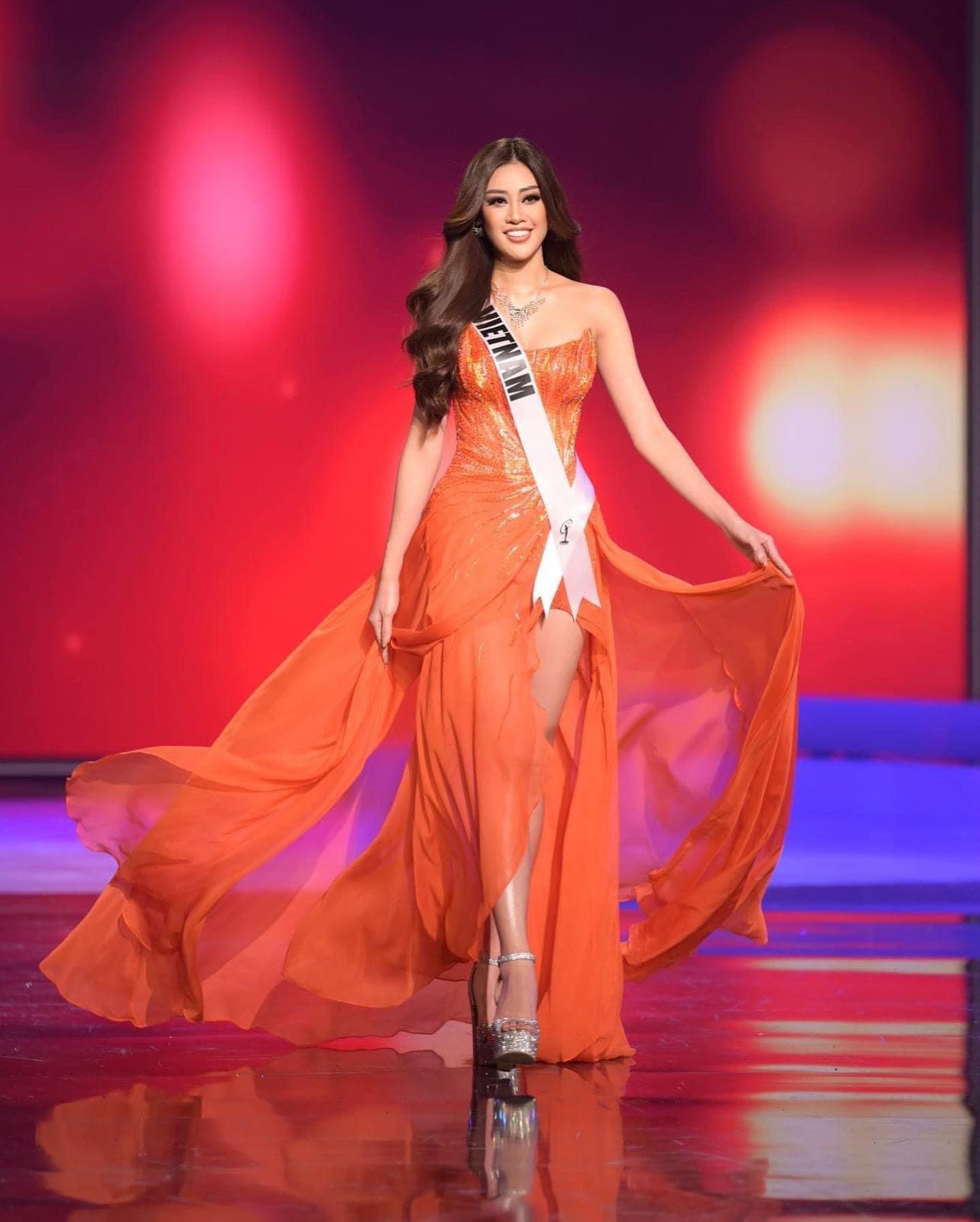 Tại đêm bán kết Miss Universe 2020, thay vì chọn 1 trong 4 chiếc váy đã khánh giả bầu chọn, Vân lại chọn một chiếc váy dạ hội hoàn toàn khác lạ.