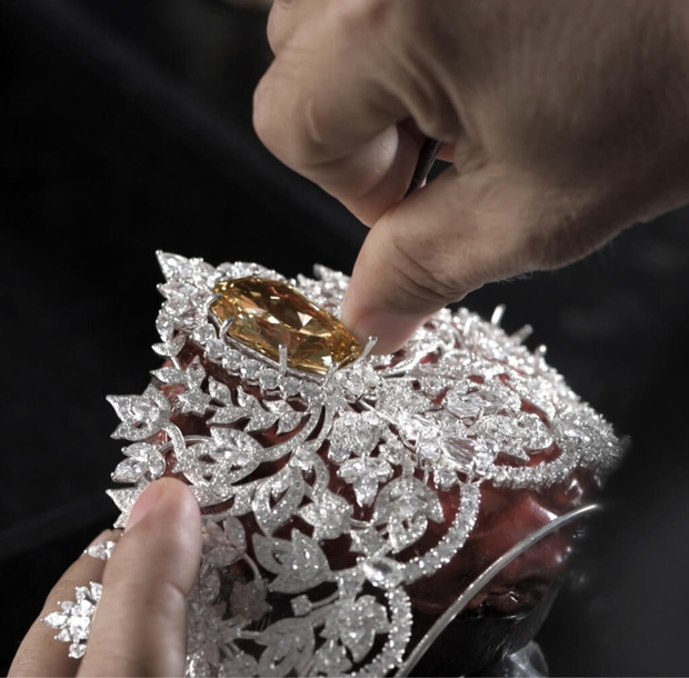 Toàn bộ vương miện được làm bằng kim cương trắng và có một viên kim cương hoàng yến vàng 62,83 carat ở chính giữa.
