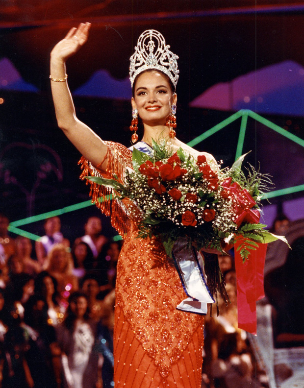 Năm 1991, Hoa hậu Lupita Jones trở thành người Mexico đầu tiên giành được vương miện tại một cuộc thi HHHV, và cô cũng mặc một chiếc váy đỏ cam.