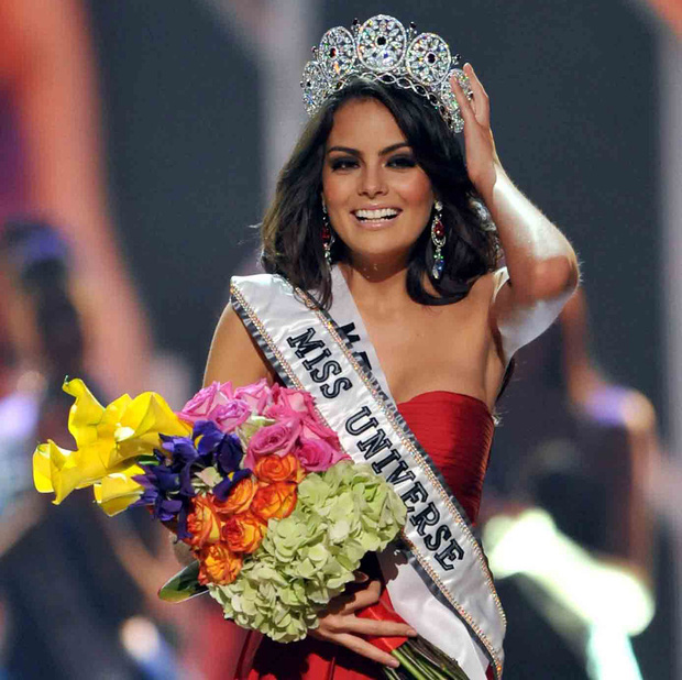Trước đó, vào năm 2010, đại diện đến từ Mexico Ximena Navarrete cũng đã đăng quang Hoa hậu Hoàn vũ Thế giới trong màu váy đỏ.
