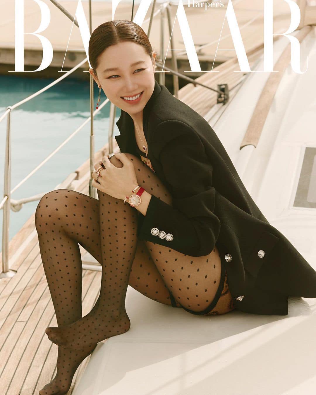 'Chị đại' Gong Hyo Jin khỏe vẻ đẹp không tuổi trên bìa Harper's Bazaar số tháng 6.