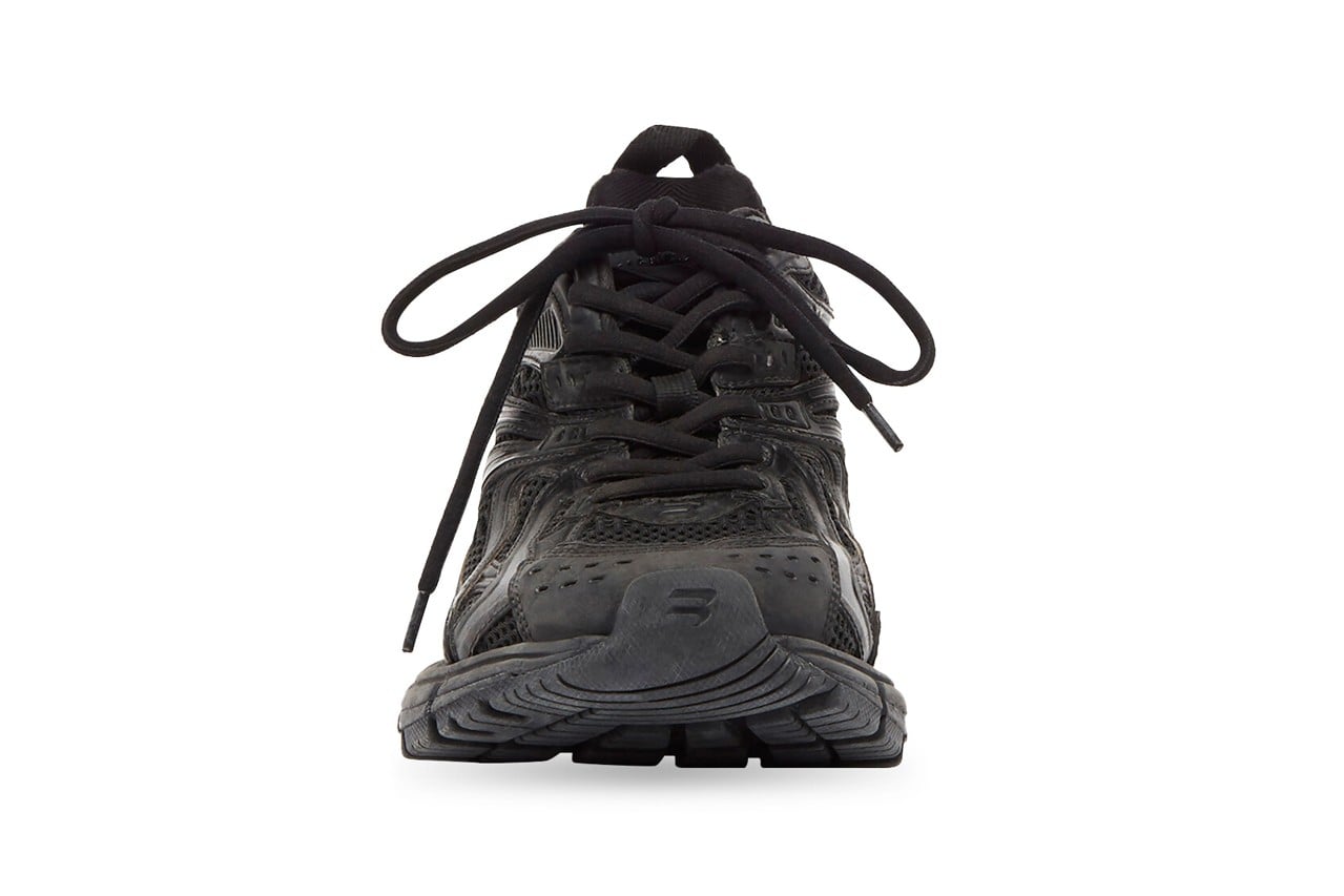 Đằng trước của đôi giày được bao bọc bằng nilon để tránh bẩn. X-pander được ra mắt với 5 màu sắc.