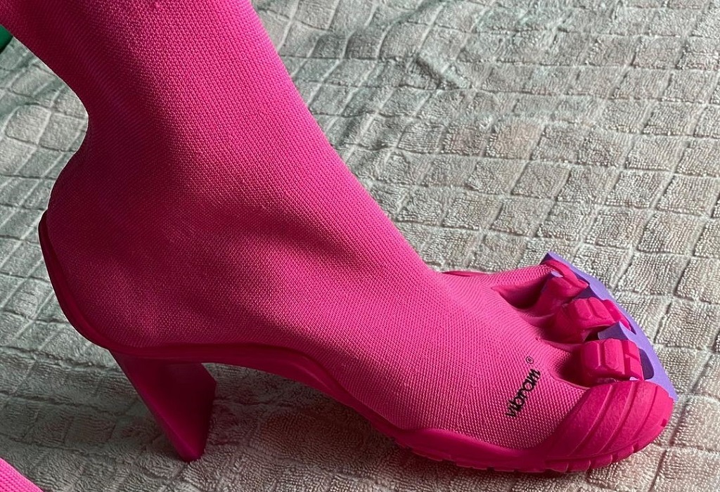Năm ngoái, Balenciaga cho ra mắt đôi boots hình ngón chân khiến nhiều người liên tưởng tới đôi găng tay rửa bát. Tuy nhiên, chúng vẫn được một bộ phận giới mộ điệu yêu mến.