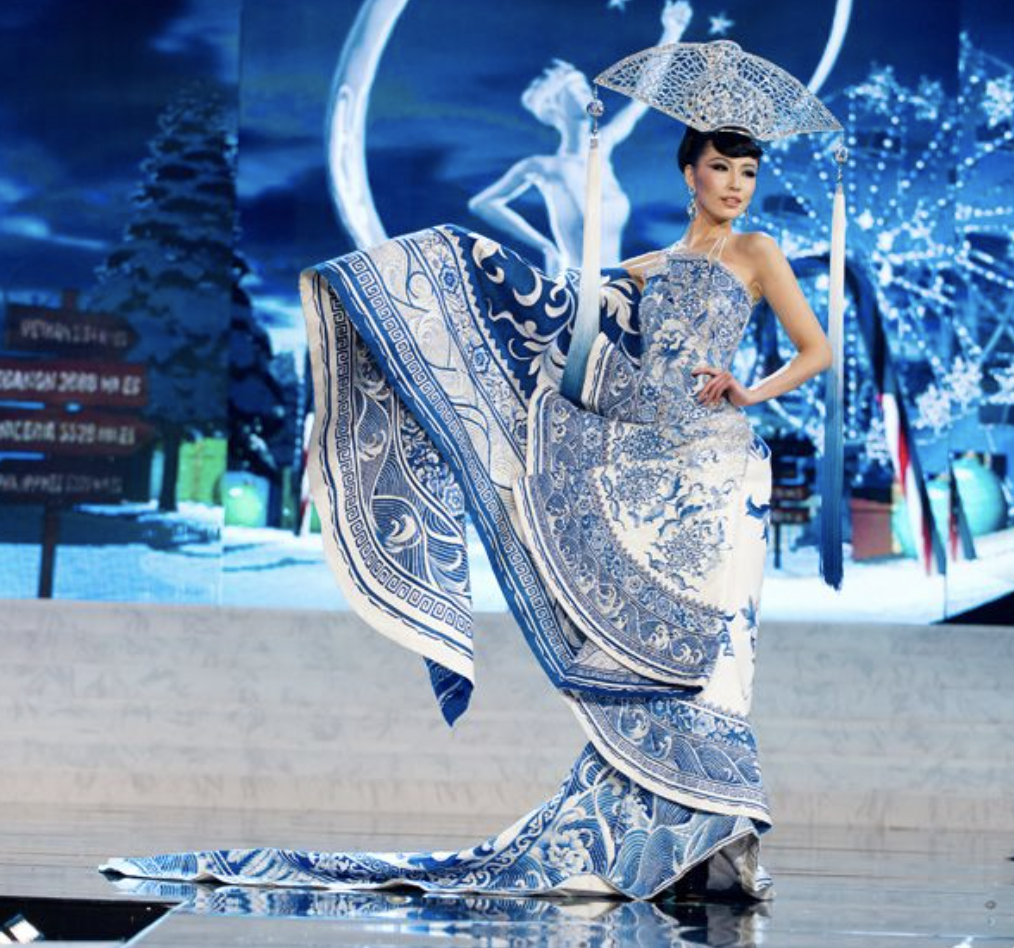 Trang phục lấy cảm hứng từ gốm sức của Trung Quốc năm 2012.