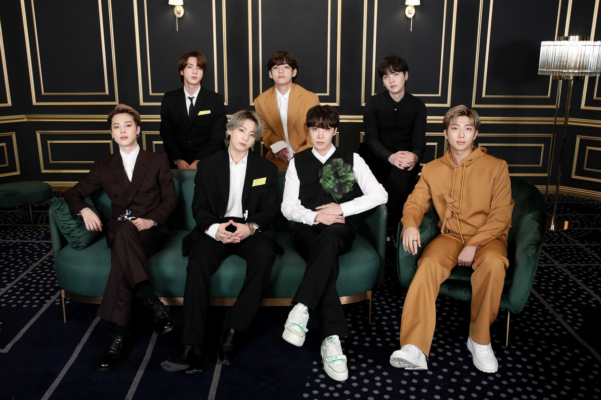 BTS đang nhăm nhe trở thành ông vua mới của làng thời trang Hàn Quốc. Nhóm vừa ký kết hợp đồng trở thành đại sứ toàn cầu của nhà mốt Louis Vuitton.