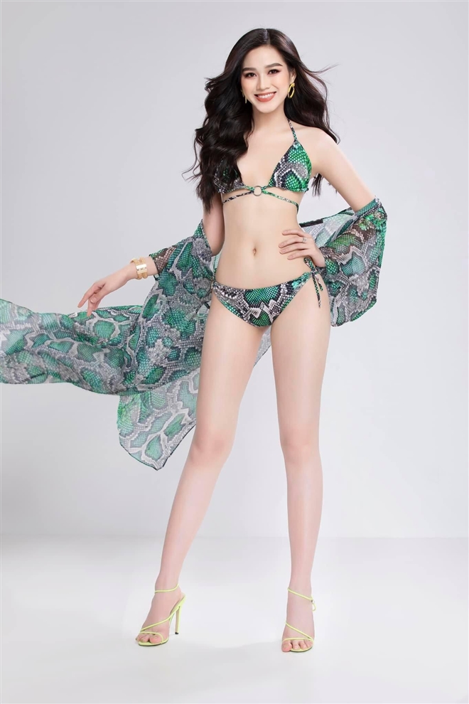 Đỗ Thị Hà thả dáng trong bộ bikini da rắn để quảng bá cho một thương hiệu thẩm mỹ viện.