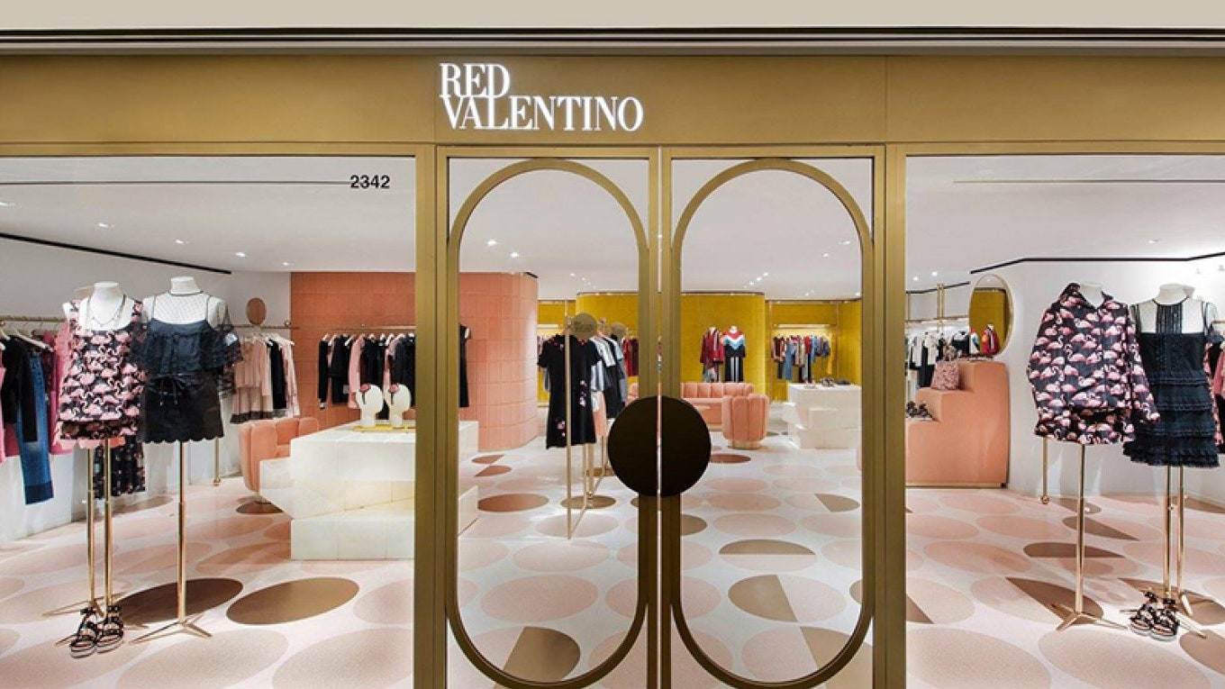Thương hiệu RedValentino thuộc phân khúc trung cấp đã chính thức bị nhà mốt Ý chính thức khai tử nhằm đưa Valentino quay lại phân khúc Couture cao cấp.